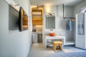 Baño pequeño con lavabo y espejo en SifnosLiving A2, en Vathi