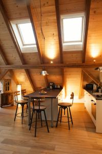 Una cocina con mesa y sillas y ventanas. en Sophies Scheune, nah beim Europapark, en Ettenheim
