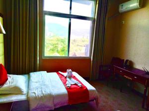 XiShuangBanNa International Aerial Garden South of Mekong River Business Hotel 傣江南商务酒店客房内的一张或多张床位