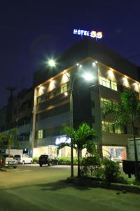 ein Gebäude mit einem Schild darüber in der Nacht in der Unterkunft Hotel 55 in Jakarta