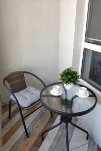 een tafel en een stoel in een kamer bij Стильная квартира для отдыха и бизнес поездок in Kiev