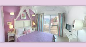 Кровать или кровати в номере Haris Hotel Apartments and Suites