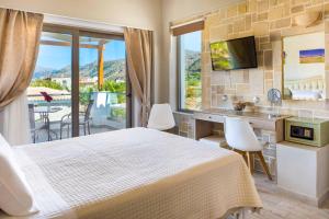 una habitación de hotel con una cama y un balcón en Villa Alexandros, en Nopíyia