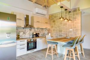 A kitchen or kitchenette at Villa Elenitsa