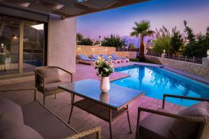 The swimming pool at or close to Villa Elenitsa
