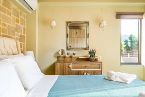 A bed or beds in a room at Villa Elenitsa
