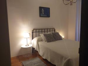 1 dormitorio con 1 cama con lámpara. en Apartamento Tras Catedral, en Teruel