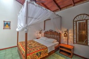 コクレスにあるVilla # 4 - Luxury Two Bed Villa - Private Gardenのベッドルーム(天蓋付きベッド1台付)