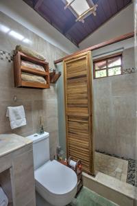 y baño con aseo y ducha. en Villa # 4 - Luxury Two Bed Villa - Private Garden, en Cocles