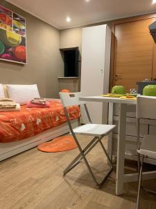 Zimmer mit einem Bett, einem Tisch und einem Stuhl in der Unterkunft Casa Rosina in Palermo