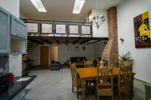 a kitchen and dining room with a table and chairs at Villa Toscana ValQuirico Lofts & Suites Hotel Boutique in Santeagueda
