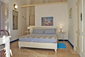 カンピ・サレンティーナにあるFenisia Guest House option wellnessのベッドルーム1室(大型ベッド1台付)