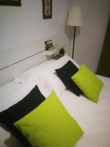 - un lit avec 2 oreillers vert citron dans l'établissement J&E Flat Santa Cruz de la Palma, à Santa Cruz de la Palma