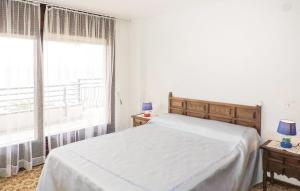 une chambre avec un lit et une grande fenêtre dans l'établissement Casa Agata, à Miami Platja