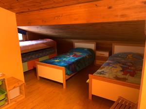 Habitación pequeña con 2 camas en una cabaña en MAIANS - Peu del Riu 122 - Vall d'Incles - Soldeu, en Incles