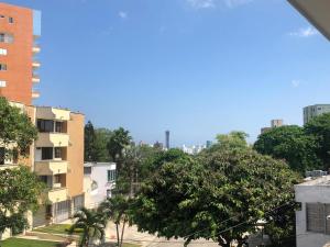 vistas a una ciudad con árboles y edificios en Hotel Suites Caribe en Barranquilla