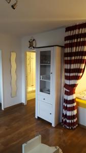 sala de estar con armario blanco y ventana en Geeste 2 en Bremerhaven