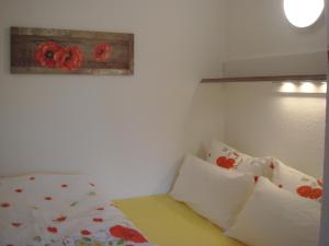 um quarto com uma cama e duas almofadas e um quadro em Geeste 2 em Bremerhaven
