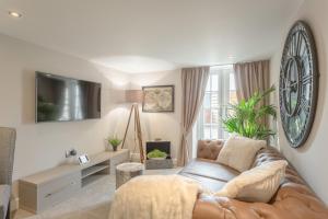 ein Wohnzimmer mit Sofa und Fernseher in der Unterkunft Heritage Mews Nottingham in Nottingham