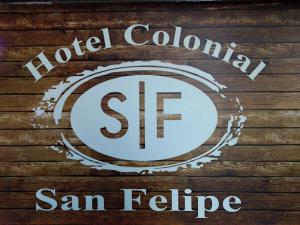 een bord voor een hotel koloniale San Felipe op een houten muur bij Hotel Colonial San Felipe in Girón