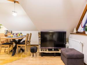 Televízia a/alebo spoločenská miestnosť v ubytovaní Apartament Zacisze pod Giewontem