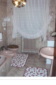 y baño con lavabo, aseo y bañera. en B&B Ponte Marchese, en Caldogno