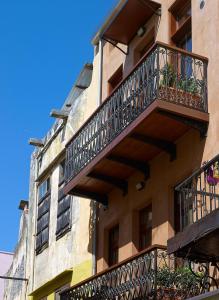 un edificio de apartamentos con balcones y plantas. en Dorotheou House, en La Canea