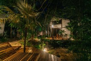 Un jardín fuera de Nahouse Jungle Lodges