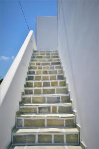 un escalier menant au sommet d'un bâtiment dans l'établissement Dioni lux inn, à Pachaina