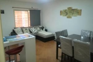 sala de estar con sofá y mesa en FSM - Casa Residencial -Ubicación Privilegiada. en Mendoza