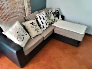 un sofá con almohadas en una habitación en FSM - Casa Residencial -Ubicación Privilegiada. en Mendoza