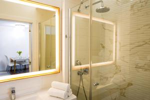 un bagno con doccia, WC e lavandino di Apartament Bel Mare a Międzyzdroje