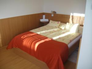 Кровать или кровати в номере Paks Panzió