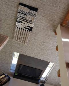TV a/nebo společenská místnost v ubytování Robinson Cottage Monte Verde MG