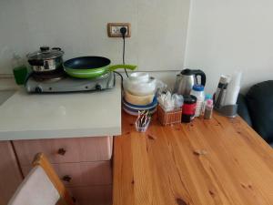 a kitchen counter with a counter top with a counter top at Sheffer in Ramat Gan