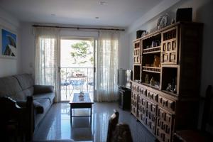 ein Wohnzimmer mit einem Sofa und einem Tisch in der Unterkunft Bonito apartament a 3 minutos de la playa in Cullera