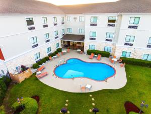uma vista aérea de um hotel com uma grande piscina em Holiday Inn Express Hotel & Suites Greenville, an IHG Hotel em Greenville