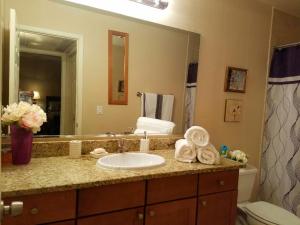 Lovely condo! Walking distance to the Strip with pool and spa