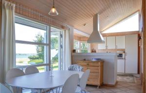 Kuchyň nebo kuchyňský kout v ubytování Cozy Home In Jgerspris With House Sea View