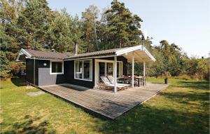 Vester SømarkenにあるBeautiful Home In Aakirkeby With Kitchenの小屋