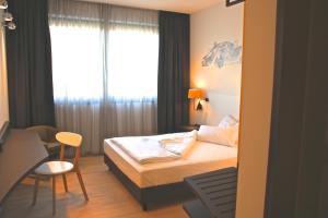 Ein Bett oder Betten in einem Zimmer der Unterkunft Hotel im LESKANPark