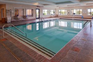 The swimming pool at or close to Holiday Inn Express Kingman, an IHG Hotel