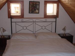 Postel nebo postele na pokoji v ubytování Apartmány pod věží