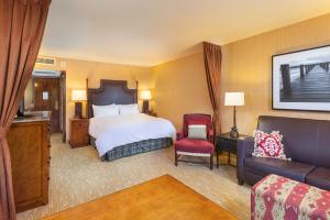 Habitación de hotel con cama y sofá en Lake Arrowhead Resort & Spa, en Lake Arrowhead