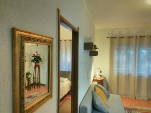 un miroir dans une pièce avec un canapé et une chambre dans l'établissement ! Free Parking Street ! Ground Floor with Washer!, à Porto