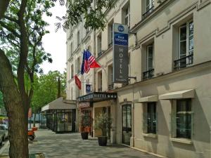 un edificio con un letrero al lado de una calle en Best Western Au Trocadéro en París