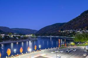 TrailCrown Columbia Hotel; BW Premier Collection的河上桥的景色