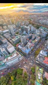 eine Luftansicht einer Stadt mit Gebäuden und Verkehr in der Unterkunft Dpto 1D 1B, Metro Bellas Artes, equipado full con WiFi in Santiago