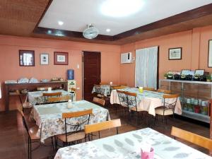 Restaurant o un lloc per menjar a UrbanView BNKY Bed and Breakfast Palawan by RedDoorz