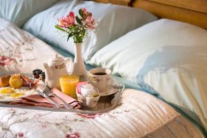 taca ze śniadaniem i kawą na łóżku w obiekcie Boardwalk Plaza Hotel w mieście Rehoboth Beach